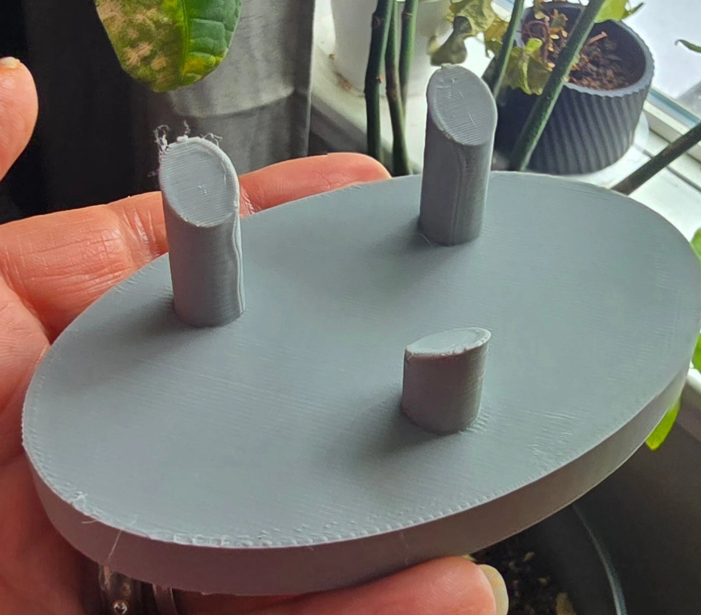 Medium Oval 3‑Prong Specimen Stand - 3D Printed Display Base