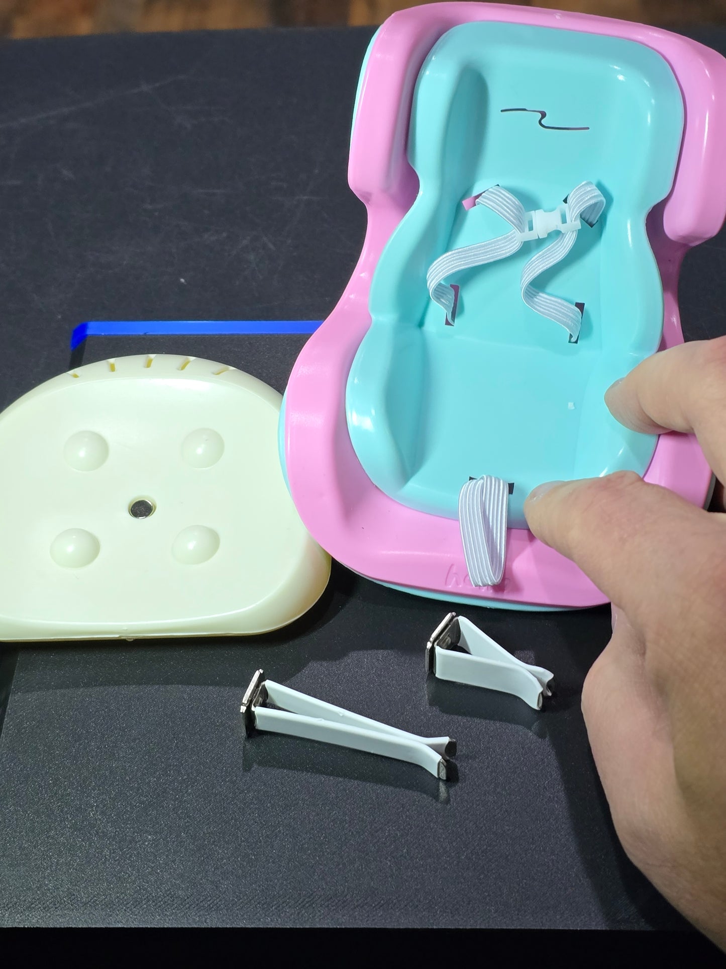 7 in doll. Carsseat with magnetic base.