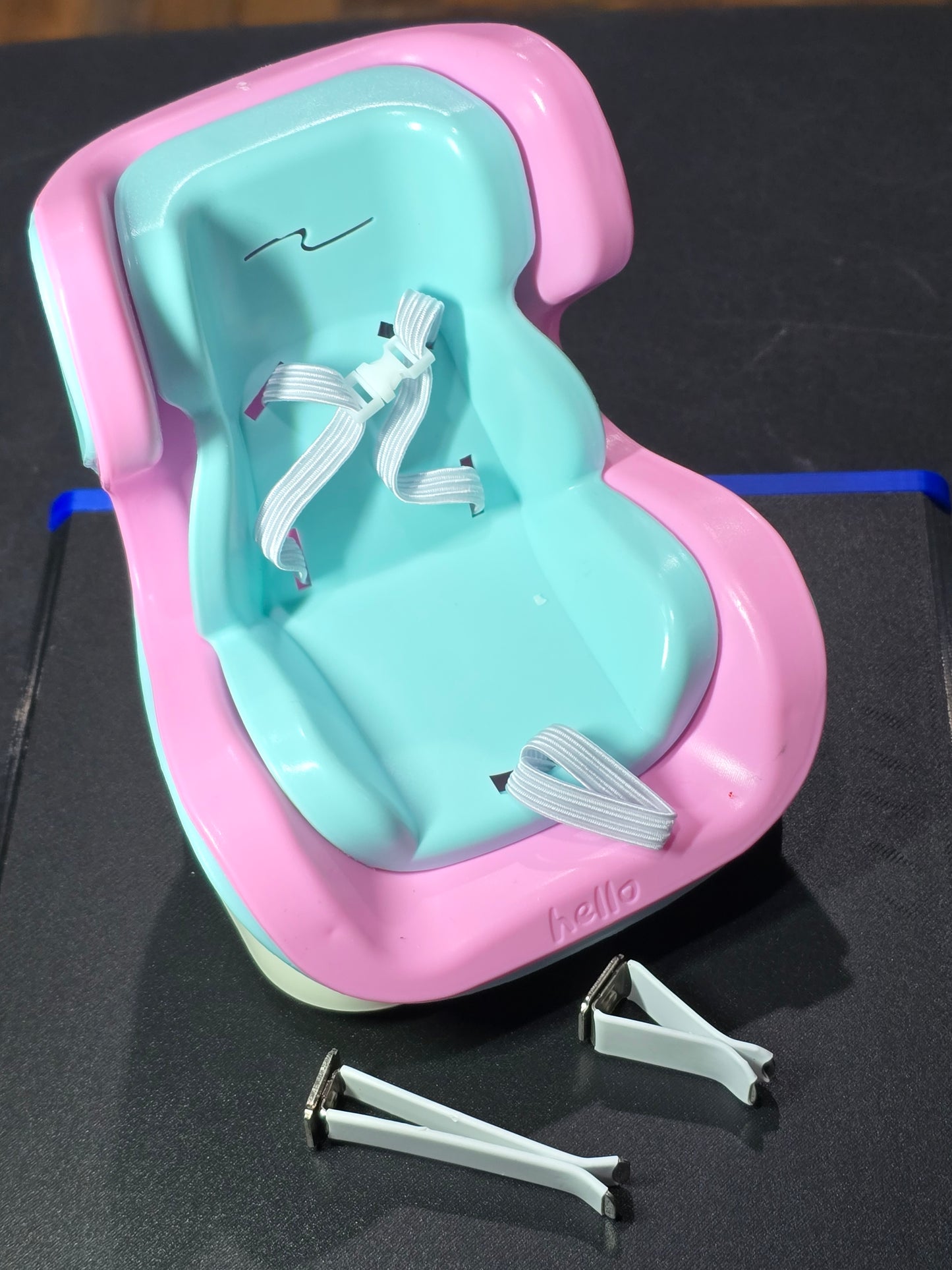 7 in doll. Carsseat with magnetic base.